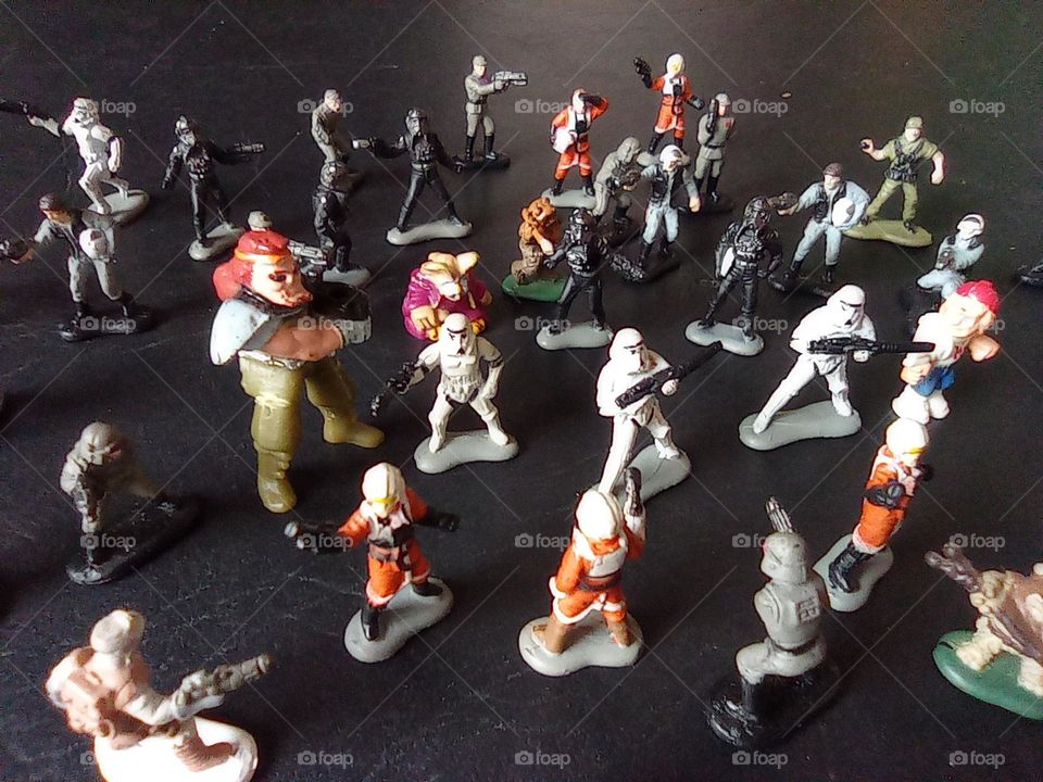 Imperial soldiers, ewoks, Jedis all against each other