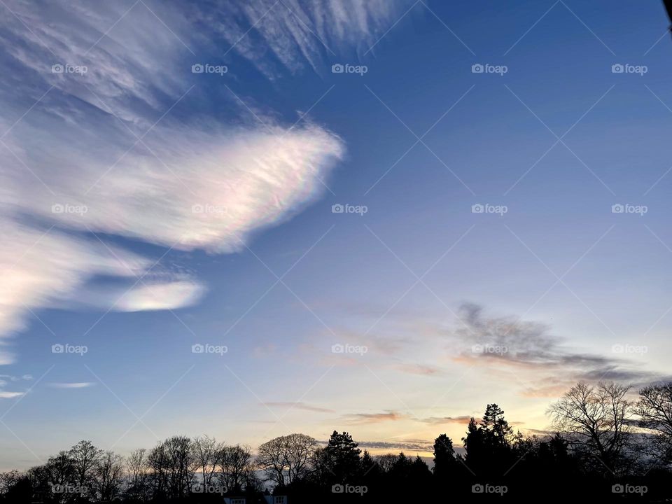 Mini rainbow cloud tonight … better with the naked eye than my camera result 💚☁️ 💗