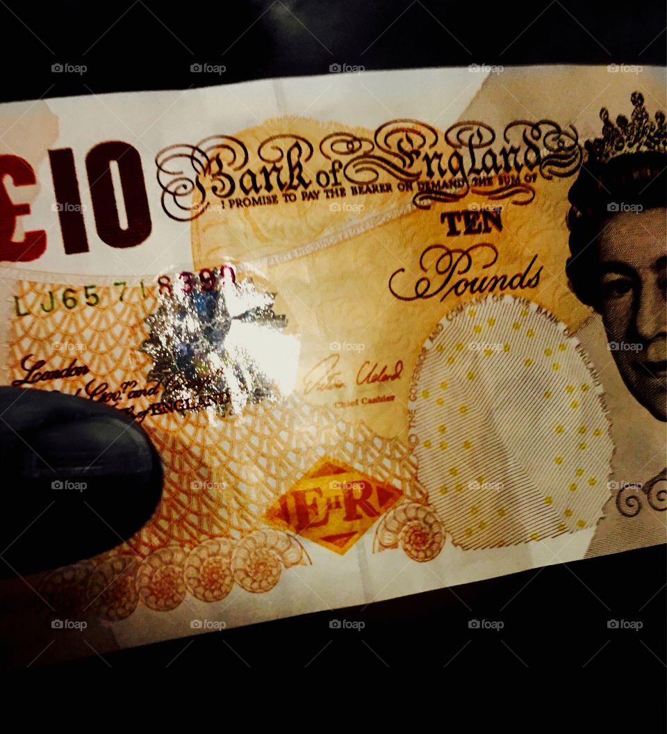 Ten pound note. Experimenting. A tenner.