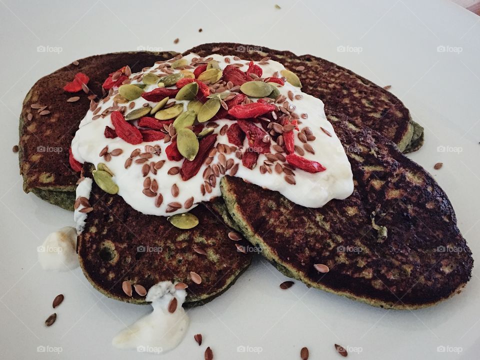 Spinach pancakes with goji berries and pepitas 